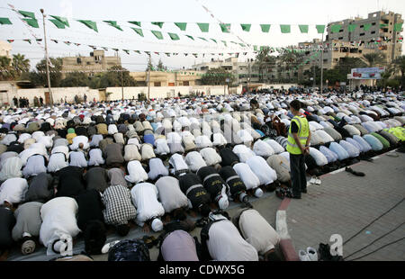 30. August 2011 - Khan Yunis, Gaza-Streifen - Palästinenser besuchen eine Open-Air-Morgengebet, Eid al-Fitr in Khan Yunis Stadt im südlichen Gazastreifen zu feiern. Die palästinensischen Gebiete, zusammen mit anderen benachbarten und Golfstaaten, angekündigt, dass heute der erste Tag des Festivals Fastenbrechen ist Stockfoto