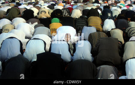 30. August 2011 - Khan Yunis, Gaza-Streifen - Palästinenser besuchen eine Open-Air-Morgengebet, Eid al-Fitr in Khan Yunis Stadt im südlichen Gazastreifen zu feiern. Die palästinensischen Gebiete, zusammen mit anderen benachbarten und Golfstaaten, angekündigt, dass heute der erste Tag des Festivals Fastenbrechen ist Stockfoto