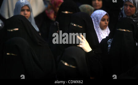 30. August 2011 - Khan Yunis, Gaza-Streifen - Palästinenser besuchen eine Open-Air-Morgengebet, Eid al-Fitr in Khan Yunis Stadt im südlichen Gazastreifen zu feiern. Die palästinensischen Gebiete, zusammen mit anderen benachbarten und Golfstaaten, angekündigt, dass heute der erste Tag des Festivals Fastenbrechen ist Stockfoto