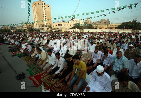 30. August 2011 - Khan Yunis, Gaza-Streifen - Palästinenser besuchen eine Open-Air-Morgengebet, Eid al-Fitr in Khan Yunis Stadt im südlichen Gazastreifen zu feiern. Die palästinensischen Gebiete, zusammen mit anderen benachbarten und Golfstaaten, angekündigt, dass heute der erste Tag des Festivals Fastenbrechen ist Stockfoto