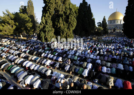 30. August 2011 - Jerusalem, Israel - palästinensische Männer führen am Morgen Eid Al-Fitr Gebet vor dem Dom der Felsen an der Al-Aqsa Moschee zusammengesetzte, dritte heiligste Stätte im Islam, in israelische annektierte Ostjerusalem markiert das Ende des Fastenmonats Ramadan. (Kredit-Bild: © Mahfouz Abu T Stockfoto