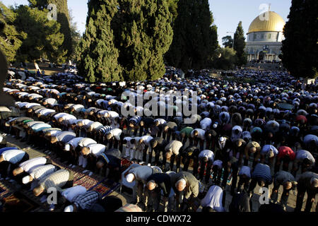 Palästinensische Männer führen am Morgen Eid Al-Fitr Gebet vor dem Dom der Felsen an der Al-Aqsa Moschee zusammengesetzte, dritte heiligste Stätte im Islam, in israelische annektierte Ostjerusalem am 30. August 2011, markiert das Ende des Fastenmonats Ramadan. Foto von Mahfouz Abu Türke Stockfoto