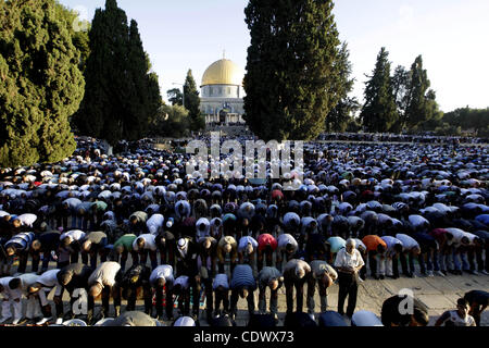 Palästinensische Männer führen am Morgen Eid Al-Fitr Gebet vor dem Dom der Felsen an der Al-Aqsa Moschee zusammengesetzte, dritte heiligste Stätte im Islam, in israelische annektierte Ostjerusalem am 30. August 2011, markiert das Ende des Fastenmonats Ramadan. Foto von Mahfouz Abu Türke Stockfoto