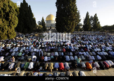 Palästinensische Männer führen am Morgen Eid Al-Fitr Gebet vor dem Dom der Felsen an der Al-Aqsa Moschee zusammengesetzte, dritte heiligste Stätte im Islam, in israelische annektierte Ostjerusalem am 30. August 2011, markiert das Ende des Fastenmonats Ramadan. Foto von Mahfouz Abu Türke Stockfoto