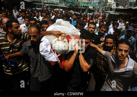 Palästinensische Trauergäste tragen den Körper des Volkswiderstandskomitees militante, Khaled Abu Samhoud, der während seiner Beerdigung in den südlichen Gazastreifen Stadt des Khan Younis, 7. September 2011 im israelischen Luftangriff getötet wurde. Eine palästinensische militante getötet und zwei weitere verletzt, als eine israelische airst Stockfoto