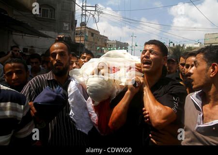 Sept. 7, 2011 - Khan Younis, Gaza-Streifen - palästinensischen Trauergäste tragen den Körper des Volkswiderstandskomitees militanten, KHALED ABU SAMHOUD, der bei einem israelischen Luftangriff getötet wurde. Eine palästinensische militante getötet wurde und zwei andere wurden verletzt bei ein israelischen Luftangriff eine Gruppe von Gunm ausgerichtet Stockfoto