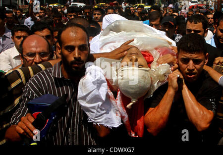 Palästinensische Trauergäste tragen den Körper des Volkswiderstandskomitees militante, Khaled Abu Samhoud, der während seiner Beerdigung in den südlichen Gazastreifen Stadt des Khan Younis, 7. September 2011 im israelischen Luftangriff getötet wurde. Eine palästinensische militante getötet und zwei weitere verletzt, als eine israelische airst Stockfoto