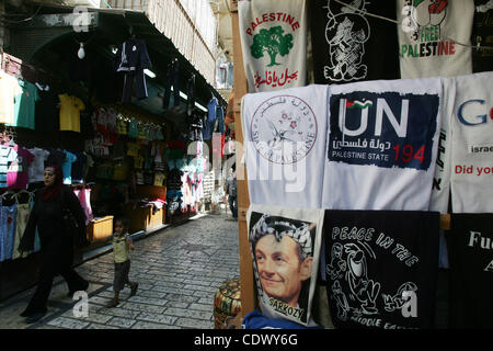 Sept. 18, vorbeigehen 2011 - Jerusalem, Israel - Palästinenser einen Souvenir-Shop in der Altstadt von Jerusalem T-shirts mit Bildern des französischen Präsidenten tragen die traditionelle arabische Kopfbedeckung Kufiya anzeigen. Palästinenser wurden Kampagnen Unterstützung einer palästinensischen Staatlichkeit 194 Gebot in der Vereinten Nationen Stockfoto