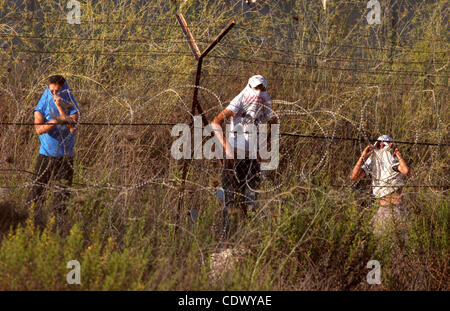 Sep 20, 2011 - Ramallah, Westjordanland - maskierte jüdische Siedler Jungs aus der israelischen Westjordanland Abrechnung von Bet-El, Steinwurf auf Palästinenser in der Nähe der Flüchtlingslager Jalazoun in der Westbank-Stadt Ramallahk. Berichten zufolge Palästinenserpräsident beabsichtigt zur Abgabe ein Angebots am 23. September 2011 fo Stockfoto