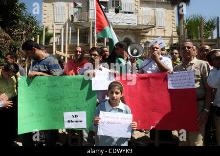 Palästinenser halten Schilder gegen uns Präsident Barack Obama während einer Protestaktion in der nördlichen Westjordanland Stadt Nablus am 22. September 2011. Palästinenser schlug uns bei Präsident Barack Obama [NULL]s Vereinten Nationen einen Tag früher, nannte es eine Anzeige von US Voreingenommenheit gegenüber Israel. Foto von Wagdi Eshtayah Stockfoto