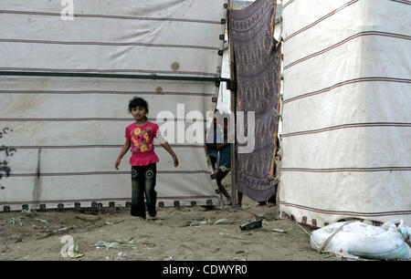 Palästinensische Kinder stehen vor ihren Häusern im Flüchtlingslager Rafah, südlichen Gazastreifen am Sep 24, 2011. Präsident der palästinensischen Autonomiebehörde Mahmoud Abbas, übergibt einen formellen Brief an UN-Generalsekretär Ban Ki-Moon als Staat während der 66. UNO-Generalversammlung am United N zugelassen werden Stockfoto