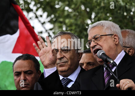 Der palästinensische Präsident Mahmoud Abbas (Abo Mazen) befasst sich mit die Masse während einer Feier in der Westbank Ramallah nach seiner Rückkehr von der UN-Generalversammlung in den USA am 25. September 2011. Palästinenser wollen die UN-Sicherheitsrat zu entscheiden, ihr Angebot für eine Vollmitgliedschaft in der Welt Stockfoto