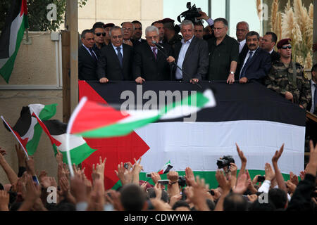 Der palästinensische Präsident Mahmoud Abbas (Abo Mazen) befasst sich mit die Masse während einer Feier in der Westbank Ramallah nach seiner Rückkehr von der UN-Generalversammlung in den USA am 25. September 2011. Palästinenser wollen die UN-Sicherheitsrat zu entscheiden, ihr Angebot für eine Vollmitgliedschaft in der Welt Stockfoto