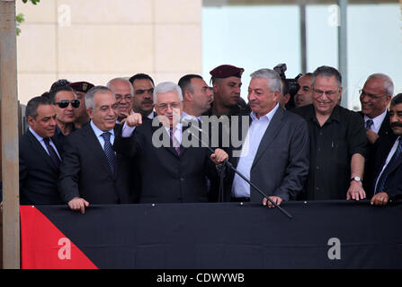 Der palästinensische Präsident Mahmoud Abbas (Abo Mazen) befasst sich mit die Masse während einer Feier in der Westbank Ramallah nach seiner Rückkehr von der UN-Generalversammlung in den USA am 25. September 2011. Palästinenser wollen die UN-Sicherheitsrat zu entscheiden, ihr Angebot für eine Vollmitgliedschaft in der Welt Stockfoto
