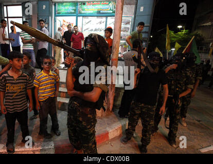 Sept. 29, März 2011 - Jabalia, Gazastreifen, Palästinensische Autonomiegebiete - palästinensischen militanten des Referats Massud Nabil Al-Aqsa-Märtyrer-Brigaden, ein bewaffneter Ableger der Fatah-Bewegung, während die Jungs, die Flüchtlingslager Jabalia im nördlichen Gazastreifen am 28. September 2011 zusehen, wie sie markieren Stockfoto