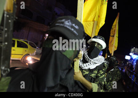 Sept. 29, März 2011 - Jabalia, Gazastreifen, Palästinensische Autonomiegebiete - palästinensischen militanten des Referats Massud Nabil Al-Aqsa-Märtyrer-Brigaden, ein bewaffneter Ableger der Fatah-Bewegung, während die Jungs, die Flüchtlingslager Jabalia im nördlichen Gazastreifen am 28. September 2011 zusehen, wie sie markieren Stockfoto