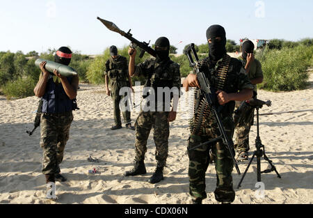 Palästinensische Kämpfer mit der Demokratischen Front zur Befreiung Palästinas (DFLP) beteiligen sich an einer Trainingseinheit im südlichen Gazastreifen Stadt Khan Yunis am 3. Oktober 2011. Foto von Ari Rahim Khatib Stockfoto