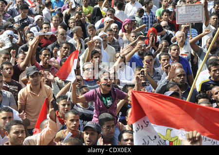 Ägyptische Demonstranten nehmen Sie Teil an einem wöchentlichen Protest am Tahrir-Platz in Kairo, Ägypten, Freitag, 7. Oktober 2011. Tausende von Ägyptern protestierten Freitag gegen das Land Militärherrscher Entscheidung, die viel zu behalten haßte Notstandsgesetze verwendet während der Herrschaft des gestürzten Präsidenten Hosni Mubarak, giv Stockfoto