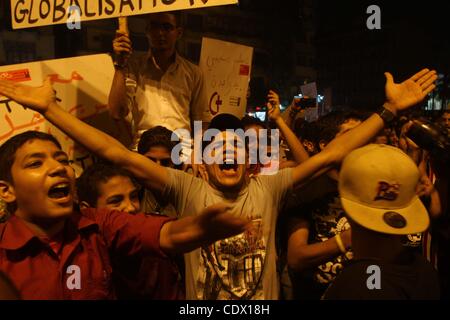 15. Oktober 2011 - Kairo, Ägypten - fast 3.000 ägyptischen Trauergäste in Kairoer Tahrir-Platz für ein Kerzenlicht-Mahnwache unter 25 Tote bei Zusammenstößen Wochenende während einer Demonstration über einen Angriff auf eine Kirche zu Ehren der koptischen Christen versammeln sich in. Ägyptens herrschenden militärischen genehmigt am 15. Oktober ein Gesetz zur Stockfoto