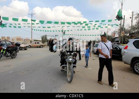 17. Oktober 2011 - Rafah, Gaza-Streifen, Palästinensische Gebiete - Palästinenser sammeln am Rafah Grenzübergang im südlichen Gazastreifen 17. Oktober 2011, während der Vorbereitungen für die Freilassung von Gefangenen in einem Swap, die voraussichtlich am Dienstag stattfinden. Hamas bereit einen Helden Willkommen im Gaza-Streifen für Stockfoto