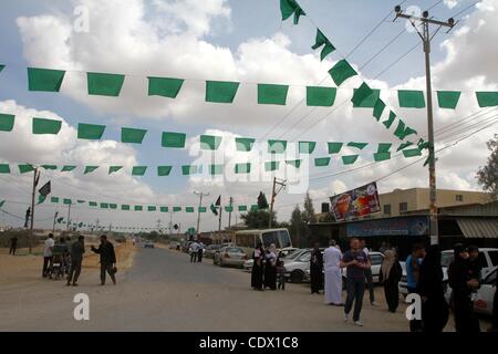 17. Oktober 2011 - Rafah, Gaza-Streifen, Palästinensische Gebiete - Palästinenser sammeln am Rafah Grenzübergang im südlichen Gazastreifen 17. Oktober 2011, während der Vorbereitungen für die Freilassung von Gefangenen in einem Swap, die voraussichtlich am Dienstag stattfinden. Hamas bereit einen Helden Willkommen im Gaza-Streifen für Stockfoto