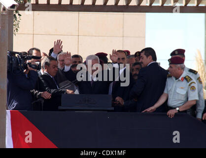 18. Oktober 2011 - begrüßt Ramallah, Westjordanland, Palästinensische Autonomiegebiete - palästinensischen Präsidenten Mahmud Abbas Hunderte von Gefangenen, die am 18. Oktober 2011 am Sitz palästinensischen Autonomiebehörde in der Westbank-Stadt Ramallah aus israelischen Gefängnissen entlassen. Hunderte von Menschen versammelten sich in Ramallah zu DRI Stockfoto