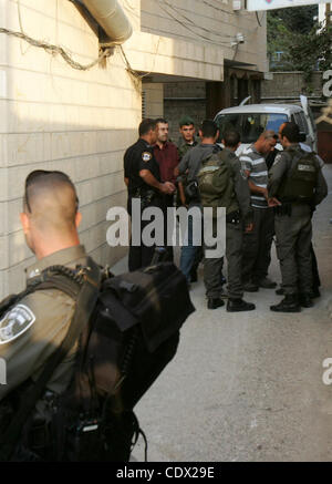 23. Oktober 2011 - Jerusalem, Jerusalem, Palästina - israelische Polizisten Wache während eines Überfalls auf Al-Quds-Entwicklungsorganisation Hauptsitz in Beit Hanina am Okt. 23,2011. Israelische Truppen stürmten die Vereinigung, zerstört Teile seines und Computer beschlagnahmt. Foto von M Stockfoto