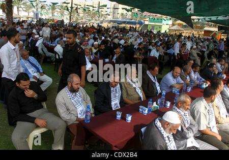 24. Oktober 2011 - Gaza-Stadt, Gazastreifen, Palästina - befreit palästinensische Gefangene besuchen eine Feier mit dem palästinensischen Ministerpräsidenten im Gazastreifen, Ismail Haniya in Gaza-Stadt am Okt. 24,2011. Gefangene in den Gazastreifen in einem dramatischen Swap für einen gefangenen israelischen Soldaten Gilad Shali veröffentlicht Stockfoto
