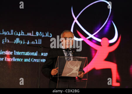 24. Oktober 2011 - Nablus, Westjordanland, Palästinensische Autonomiegebiete - palästinensischen Ministerpräsidenten Salam Fayyad während seiner Teilnahme an der Zeremonie Palästina International Award für Exzellenz und Innovation in Nablus Stadt, Okt. 24. 2011. Foto: Mustafa Abu Dayeh (Kredit-Bild: © Mustafa Abu Dayeh Apaim Stockfoto