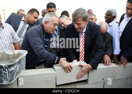 26. Oktober 2011 - Jericho, Westjordanland, Palästinensische Autonomiegebiete - palästinensischen Ministerpräsidenten SALAM FAYYAD und der deutsche Vertreter legen JAYUTZ LENGENTHAL den Grundstein für das Gesundheitszentrum in der Westbank-Stadt Jericho. (Kredit-Bild: © Mustafa Abu Dayeh/APA Images/ZUMAPRESS.com) Stockfoto