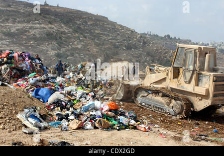 28. Oktober 2011 - Ramallah, Westjordanland, Palästina - Palästinenser Sichten durch Müll, der in der Nähe von Ramallah im Westjordanland, 27. Oktober 2011 geworfen wurde. Palästinenser Sichten regelmäßig den Müll auf der Suche nach Kleidung, Metall und andere Gegenstände, die von den nahe gelegenen jüdischen Siedlungen geworfen Stockfoto