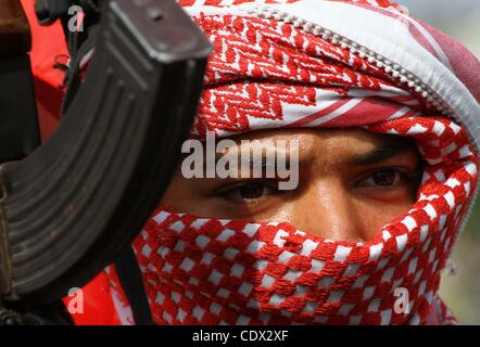 31. Oktober 2011 - besucht Rafah, Gaza-Streifen, Palästinensische Autonomiegebiete - A palästinensischen militanten aus der Demokratischen Front zur Befreiung Palästinas (DFLP) die Beerdigung von seinen Kameraden Ahmed Jargoon, in Rafah, südlichen Gazastreifen, Montag, 31. Oktober 2011. Tödliche Gewalt zwischen Israel und Gaza-Aktivisten Stockfoto