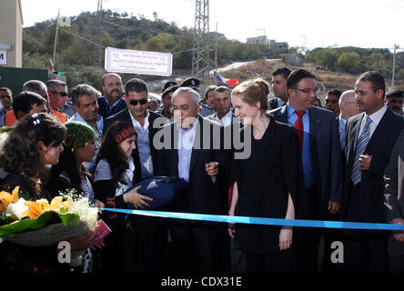 1. November 2011 -, Jenin im Westjordanland, Palästinensische Gebiete - palästinensischen Ministerpräsidenten Salam Fayyad und französischer Minister für Ökologie, nachhaltige Entwicklung, Verkehr und wohnen, eröffnen Nathalia Kosciusko - Morizet eine Wasserpumpe in Maythalon Dorf in der Nähe von Jenin im Westjordanland, 1. November 2011. F Stockfoto