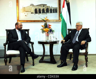 3. November 2011 - erhält Ramallah, Westjordanland, Palästinensische Autonomiegebiete - Palästinenserpräsident Mahmoud Abbas (Abu Mazen) der Präsident des Mjmuahalthalv Martin Schulz für die Sozialisten und die Progressive Demokraten im Europäischen Parlament heute in Ramalla am 3. November 2011. Foto von Mafid Abu Hanah Stockfoto