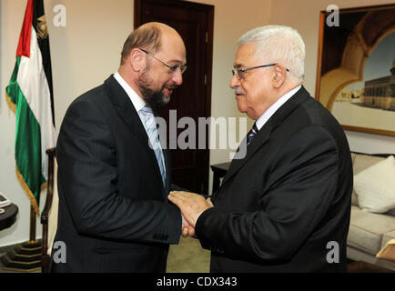 3. November 2011 - erhält Ramallah, Westjordanland, Palästinensische Autonomiegebiete - Palästinenserpräsident Mahmoud Abbas (Abu Mazen) der Präsident des Mjmuahalthalv Martin Schulz für die Sozialisten und die Progressive Demokraten im Europäischen Parlament heute in Ramalla am 3. November 2011. Foto von Mafid Abu Hanah Stockfoto