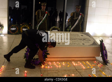 11. November 2011 - Ramallah, Westjordanland, Palästinensische Autonomiegebiete - Kränze Palästinenser legen Blumen und Kerzen am Grab des verstorbenen palästinensischen Führer Yasser Arafat am siebten Jahrestag seines Todes in der Westbank Ramallah am 11. November 2011, als Palästinenser gesammelt für eine Kerze-li Stockfoto