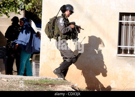 12. November 2011 - Ramallah, Westjordanland, Palästina - israelische Soldaten nehmen Positionen bei Zusammenstößen zwischen israelischen Sicherheitskräften und palästinensische Demonstranten bei einer wöchentlichen Protest im Westjordanland-Dorf von Nabi Saleh, in der Nähe von Ramallah 11. November 2011... Foto von Issam Rimawi (Bild Kredit: Stockfoto