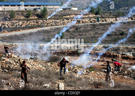 11. November 2011 - Nabi Saleh, West Bank - palästinensische Demonstranten laufen von Tränengas schossen durch israelische Soldaten bei Zusammenstößen auf einen wöchentlichen Protest im Westjordanland Dorf in der Nähe von Ramallah. (Kredit-Bild: © Issam Rimawi Apaimages/APA Images/ZUMAPRESS.com) Stockfoto