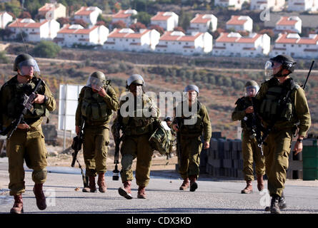 12. November 2011 - Ramallah, Westjordanland, Palästina - israelische Soldaten nehmen Positionen bei Zusammenstößen zwischen israelischen Sicherheitskräften und palästinensische Demonstranten bei einer wöchentlichen Protest im Westjordanland-Dorf von Nabi Saleh, in der Nähe von Ramallah 11. November 2011... Foto von Issam Rimawi (Bild Kredit: Stockfoto