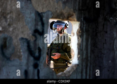 12. November 2011 - Nabi Saleh, West Bank - israelische Soldaten nehmen Positionen während der Auseinandersetzungen mit und palästinensische Demonstranten bei einer wöchentlichen Protest im Westjordanland Dorf in der Nähe von Ramallah. (Kredit-Bild: © Issam Rimawi Apaimages/APA Images/ZUMAPRESS.com) Stockfoto