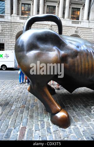 10. August 2011 - Manhattan, New York, USA - Aufladung Bull, die manchmal als die Wall Street Bull oder Bowling Green Bull bezeichnet wird, ist ein 7.100 lb Bronze-Skulptur von Arturo Di Modica, das sich in Bowling Green Park nahe der Wall Street in Manhattan, New York City. (Kredit-Bild: © Bryan Smith Stockfoto