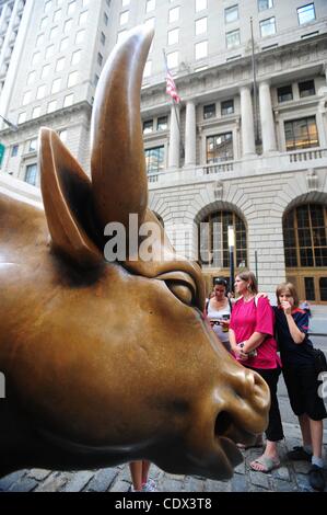 10. August 2011 - Manhattan, New York, USA - Aufladung Bull, die manchmal als die Wall Street Bull oder Bowling Green Bull bezeichnet wird, ist ein 7.100 lb Bronze-Skulptur von Arturo Di Modica, das sich in Bowling Green Park nahe der Wall Street in Manhattan, New York City. (Kredit-Bild: © Bryan Smith Stockfoto