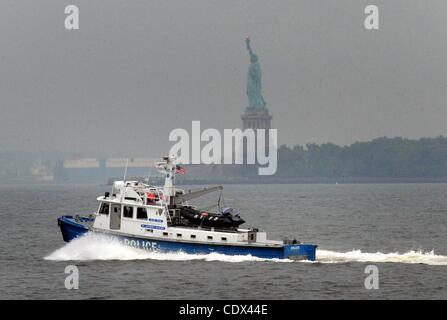 25. August 2011 geht - Manhattan, New York, USA - A New York City Polizei-Boot im Hafen von New York die Freiheitsstatue Hurrikan Irene auf der östlichen Meeresküste Kannen. (Bild Kredit: Bryan Smith/ZUMAPRESS.com ©) Stockfoto