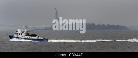 25. August 2011 geht - Manhattan, New York, USA - A New York City Polizei-Boot im Hafen von New York die Freiheitsstatue Hurrikan Irene auf der östlichen Meeresküste Kannen. (Bild Kredit: Bryan Smith/ZUMAPRESS.com ©) Stockfoto