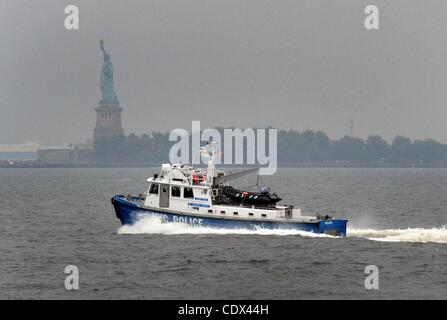 25. August 2011 geht - Manhattan, New York, USA - A New York City Polizei-Boot im Hafen von New York die Freiheitsstatue Hurrikan Irene auf der östlichen Meeresküste Kannen. (Bild Kredit: Bryan Smith/ZUMAPRESS.com ©) Stockfoto