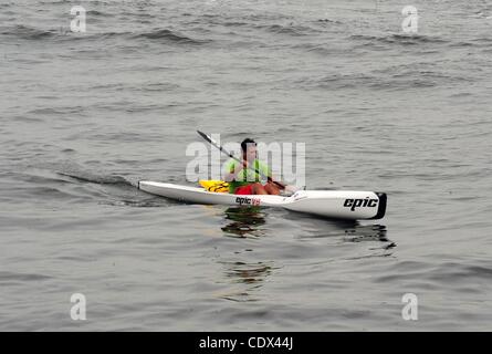 25. August 2011 Kannen - Manhattan, New York, USA - A Kajakfahrer im Hafen von New York als Hurrikan Irene auf der östlichen Meeresküste. (Bild Kredit: Bryan Smith/ZUMAPRESS.com ©) Stockfoto