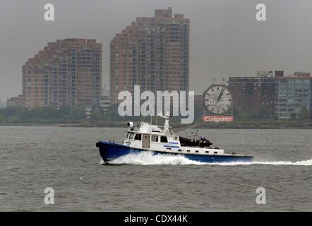 25. August 2011 Boot - Manhattan, New York, USA - A New York City Police entlang des Hudson River, wie Hurrikan Irene auf der östlichen Meeresküste Kannen. (Bild Kredit: Bryan Smith/ZUMAPRESS.com ©) Stockfoto