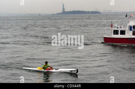 25. August 2011 Kannen - Manhattan, New York, USA - A Kajakfahrer im Hafen von New York als Hurrikan Irene auf der östlichen Meeresküste. (Bild Kredit: Bryan Smith/ZUMAPRESS.com ©) Stockfoto