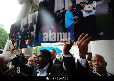 6. September 2011 - hält Manhattan, New York, USA - Rat Mitglied JUMAANE D. WILLIAMS (D-Brooklyn), mit NY State Senator ERIC ADAMS, eine vergrößerte Foto von dem Vorfall mit dem NYPD, Adressen der Ereignisse am gestrigen West indisch-amerikanische Tag Karneval führte er und Kirsten John Foy, Dir Stockfoto