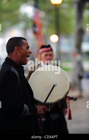 11. September 2011 führt während einer 9/11-Sunrise-Zeremonie im Battery Park zum 10. Jahrestag von 9/11 - Manhattan, New York, USA - Waya Richardson der Native American Arts Council. (Bild Kredit: Bryan Smith/ZUMAPRESS.com ©) Stockfoto